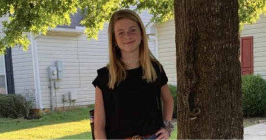 Middle schooler has her back-to-school picture photobombed by an unexpected guest