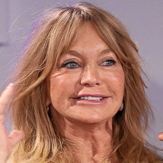 In order to reveal her true appearance, Goldie Hawn takes off her makeup.